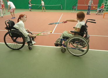 В Москве, Рязани, Смоленске и Нижнем Новгороде проводят бесплатные занятия по теннису на колясках
